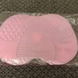 Makeup brush cleaning mat